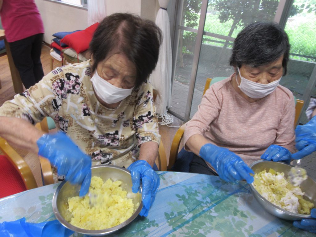 苑で採れたじゃがいもでおやつ作り！