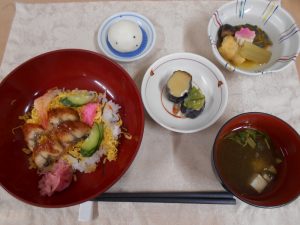 春爛漫♪　本日の夕食　～彩り散らし寿司～　(Ｒ２．４．２６)