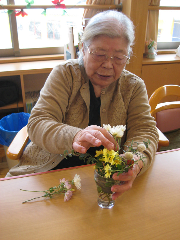 秋の野花を活ける。（Ｈ２３年１１月１７日　ひなた）