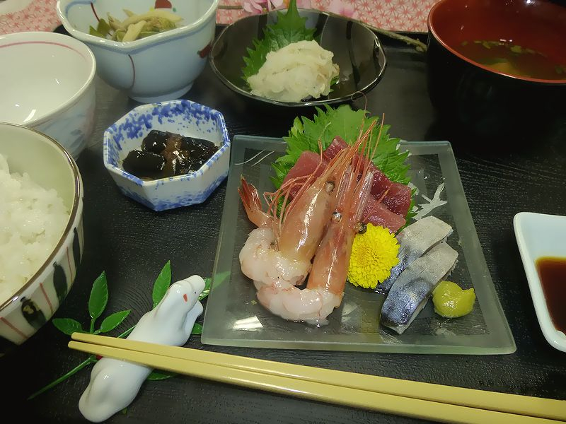 マグロとしめさばと甘エビのお刺身！！