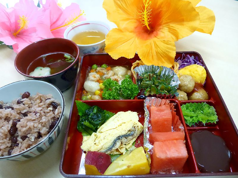 赤飯・う巻卵・みょうがと胡瓜の塩昆布和え・おぼろ汁・みずようかん！！