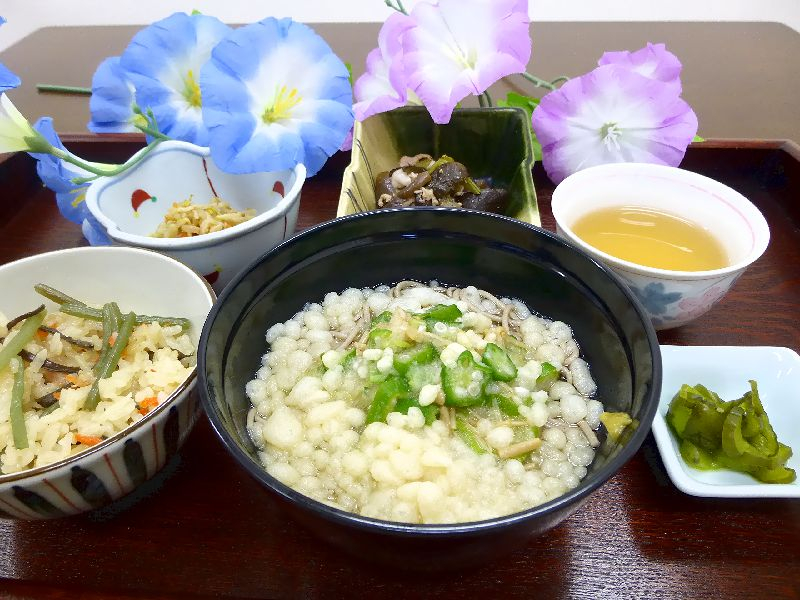 冷やし卸そばに山菜ごはん！！