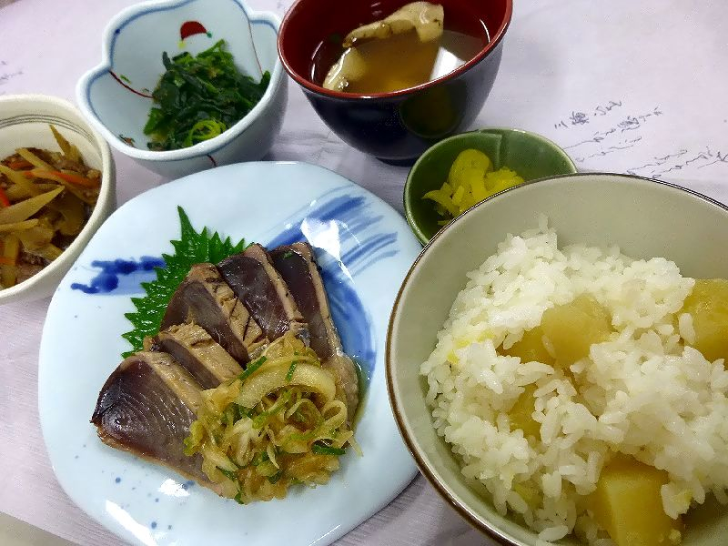 サツマイモ入りご飯と、かつおのたたき！！