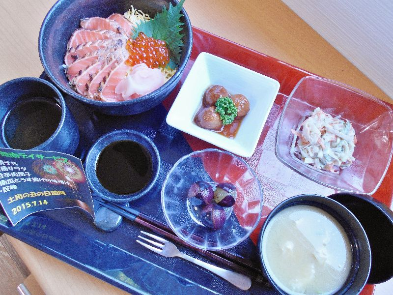 くみのき苑　もず陵南発　鮭親子丼！！…(^_−)−☆