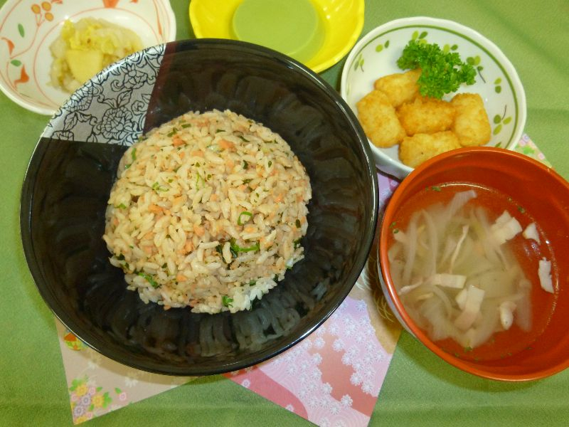 くみのき苑ゆらら　鮭と若布の炒飯　！！…(^_−)−☆