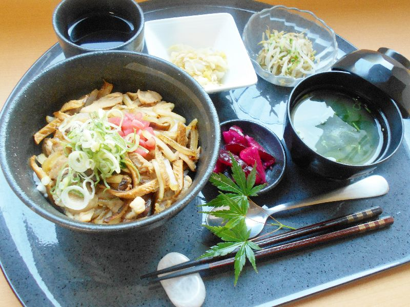 くみのき苑　もず陵南 　豚肉とキノコの甘辛丼！！…(^_−)−☆