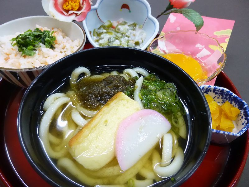 くみのき苑堺北　鮭の混ぜご飯とおぼろうどん　！！