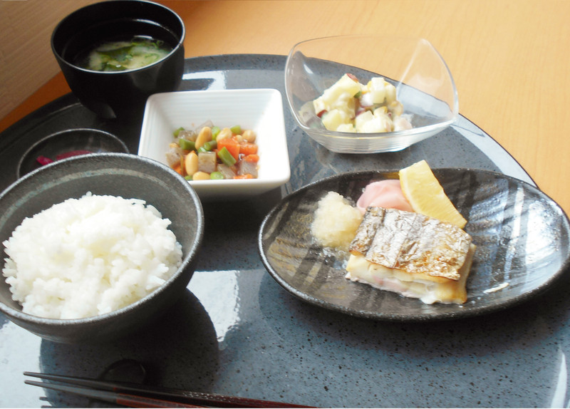 くみのき苑もず陵南　太刀魚の塩焼き