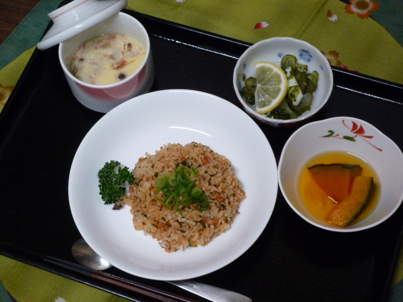 くみのき苑本部　鮭と若布の炒飯