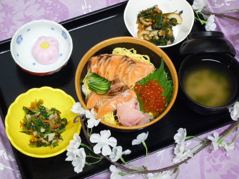 くみのき苑本部　鮭親子丼