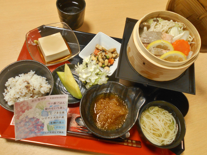 くみのき苑もず陵南　鮭のせいろ蒸し＆十八穀ごはん