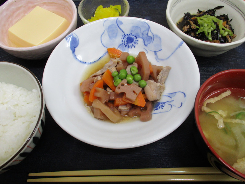 くみのき苑堺北　鶏肉とれんこんの炒め煮