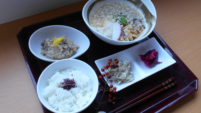 くみのき苑もず陵南　山菜とろろそば