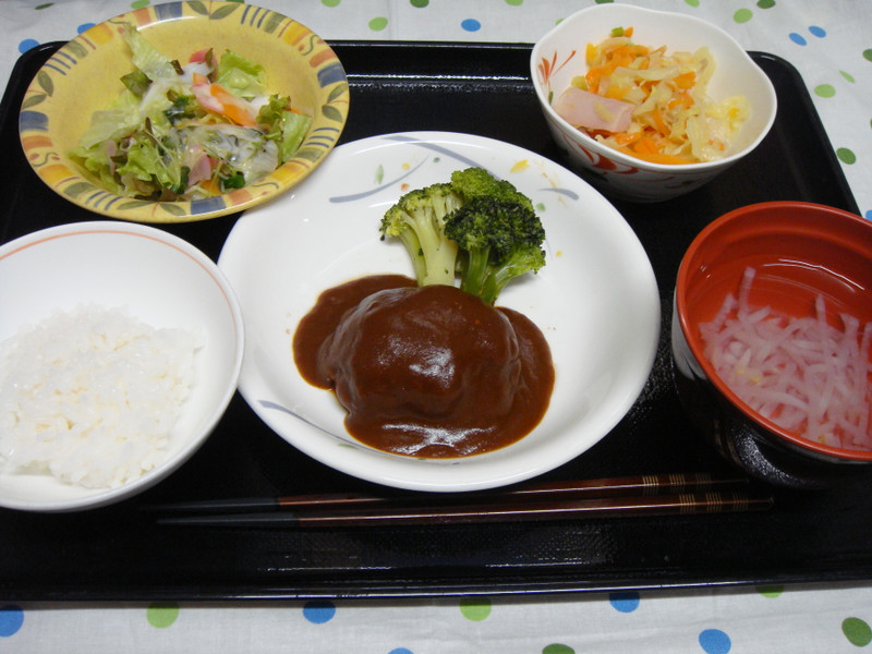 くみのき苑本部　煮込みハンバーグ