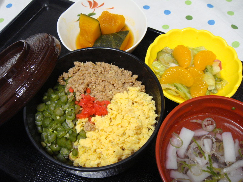 くみのき苑本部　そぼろ丼