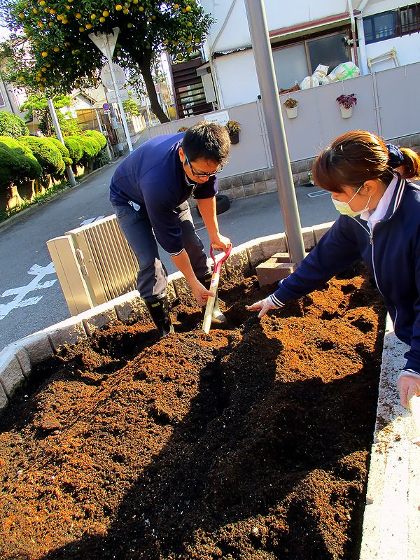 植栽が育ちやすい土壌に改良する為、畑を耕しました^^♪