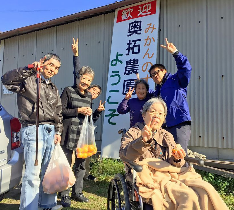 もぎ取ったみかんを青空の下で食べる美味しさ^^♪