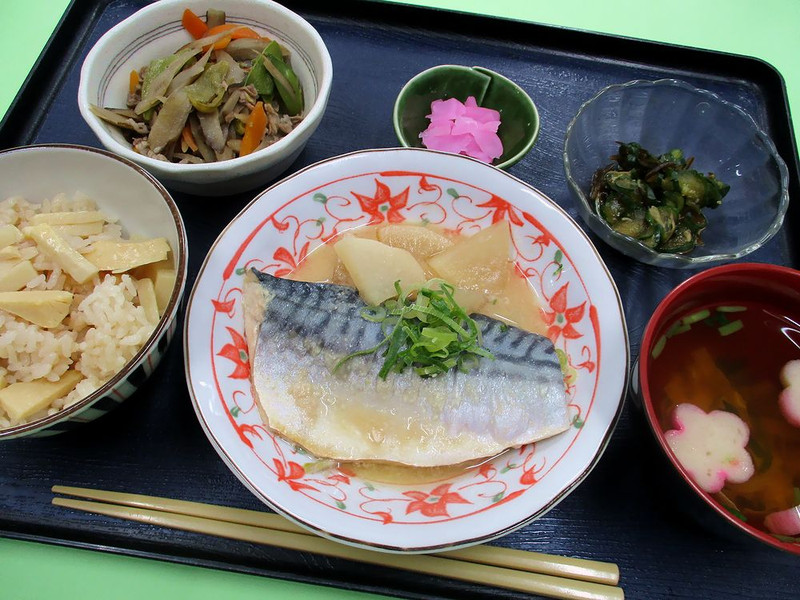 くみのき苑堺北　筍ごはん・サバの味噌煮