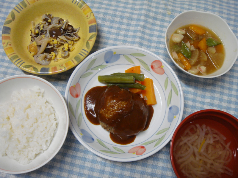 くみのき苑本部　煮込みハンバーグ