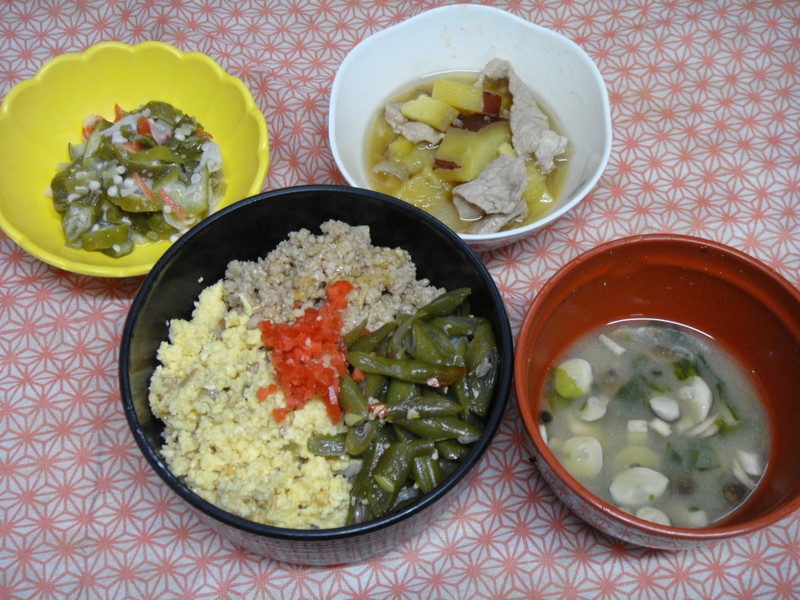 くみのき苑本部　そぼろ丼