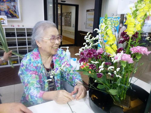 未生流のご利用者様に生け花の基礎を学ぶⅡ！！…(^_−)−☆