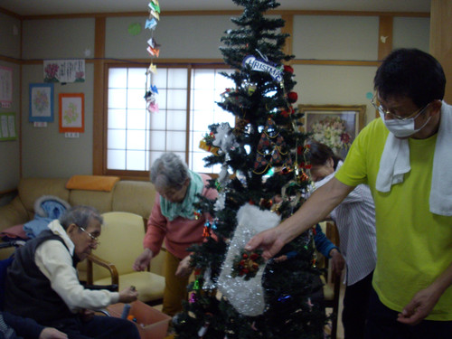 ☆　クリスマスツリー　を皆さんで飾り付け　☆　