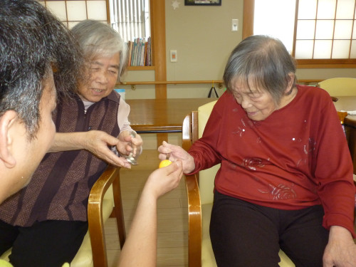 ＂恒例のスプーンリレー”を行いました。・・・ムズカシ～～！