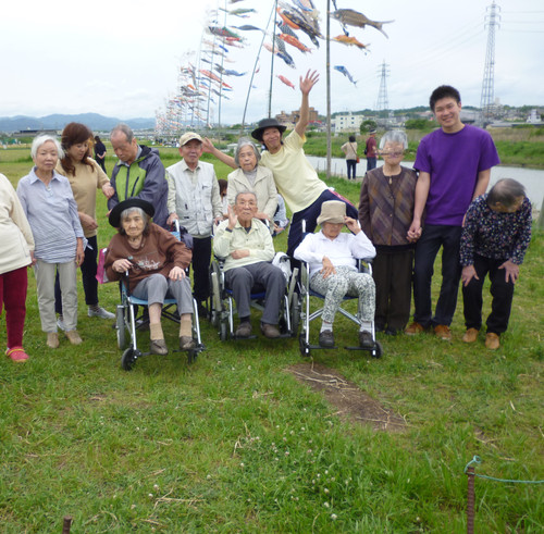 ☆河川敷・・・恒例の鯉のぼり見学散歩