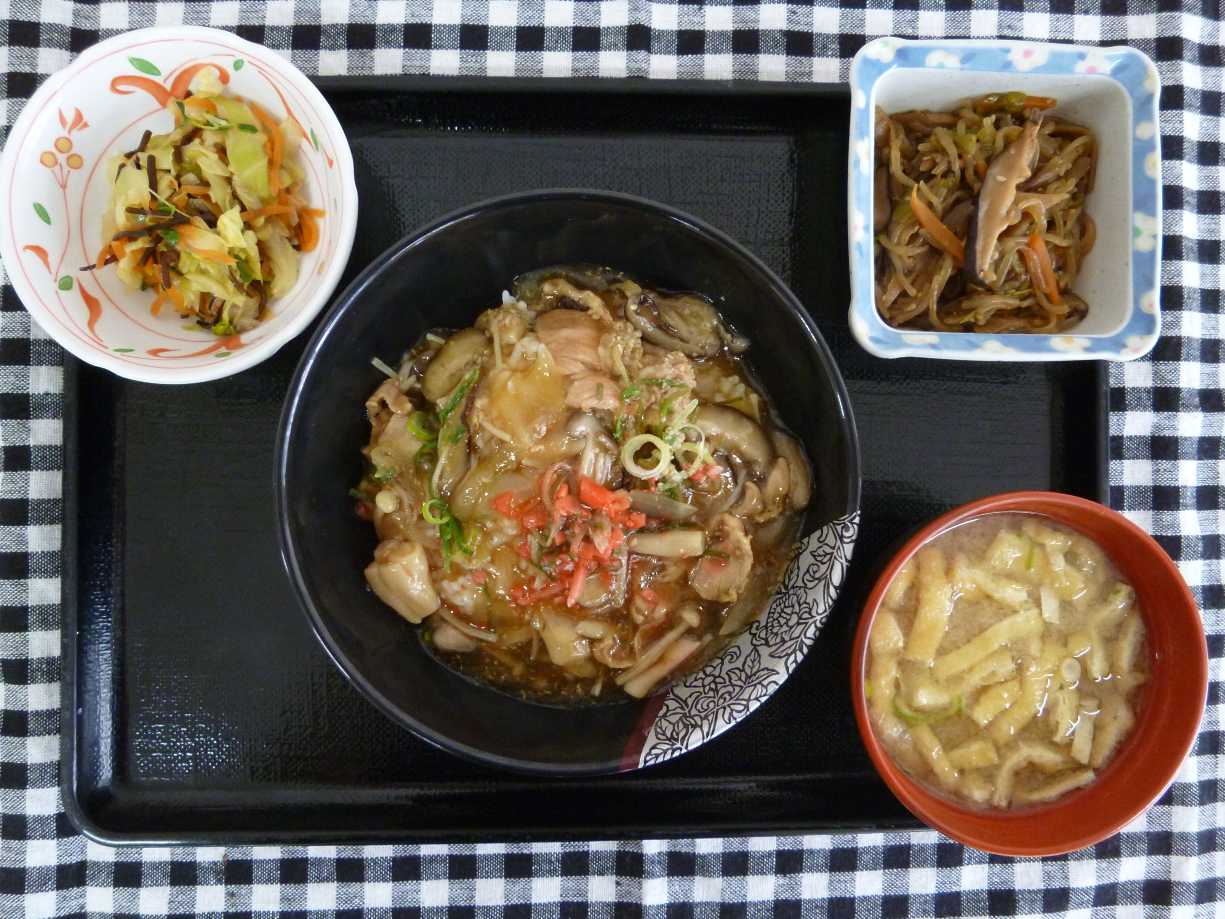 くみのき苑ゆらら　豚肉きのこ甘辛丼