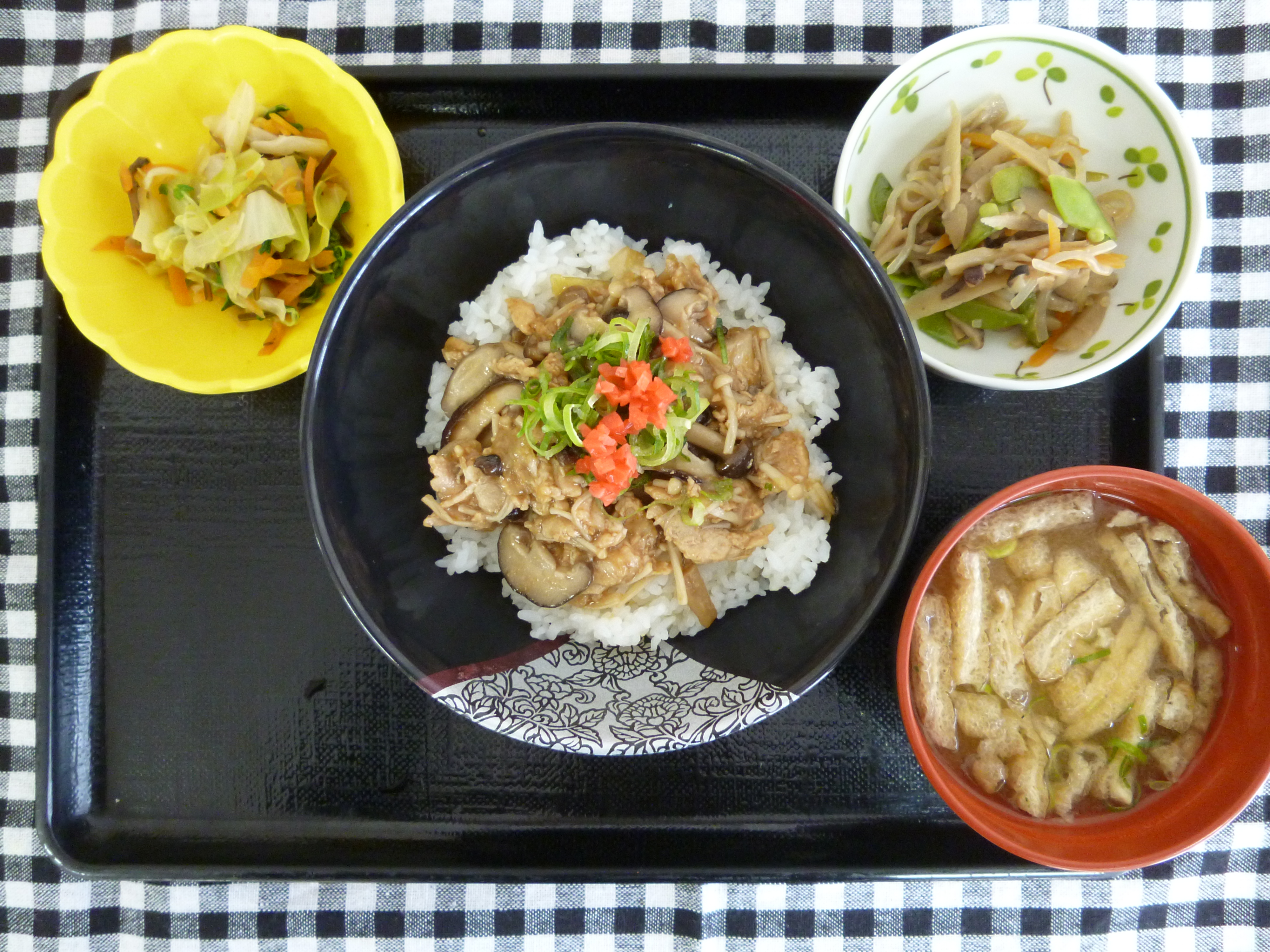 くみのき苑ゆらら　豚肉キノコ甘辛丼