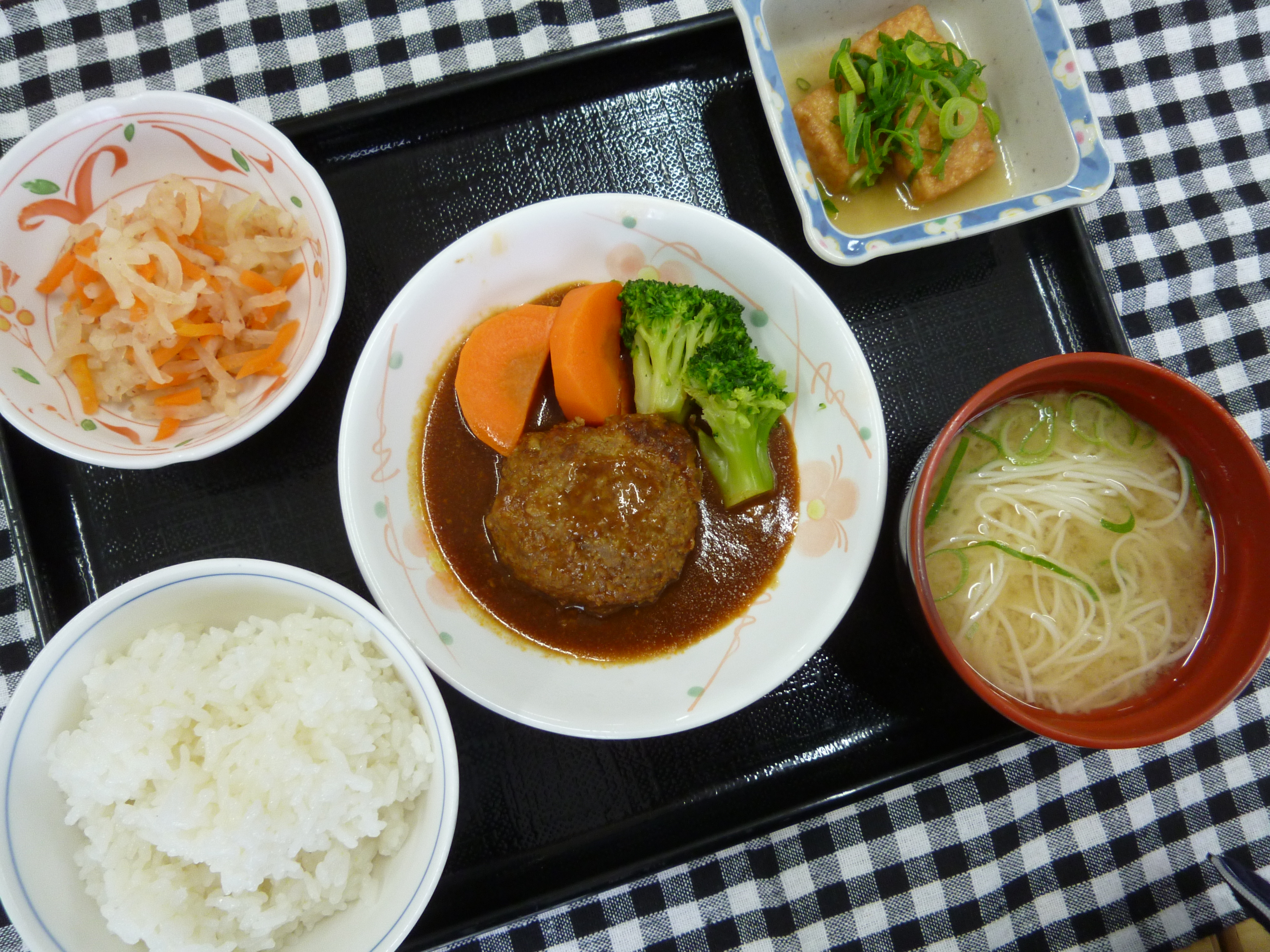 くみのき苑ゆらら　煮込ハンバーグ