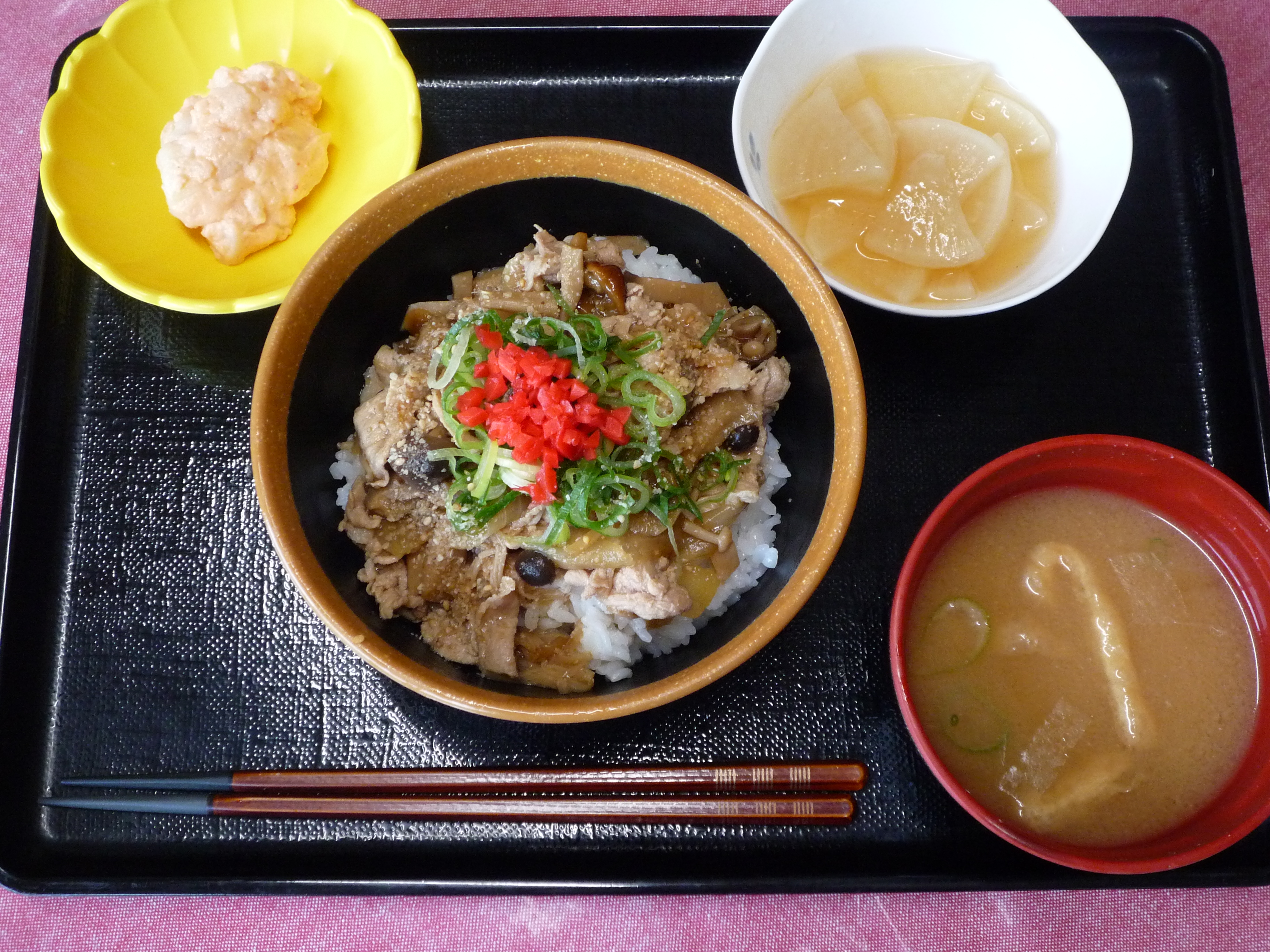 くみのき苑　豚肉キノコ甘辛丼