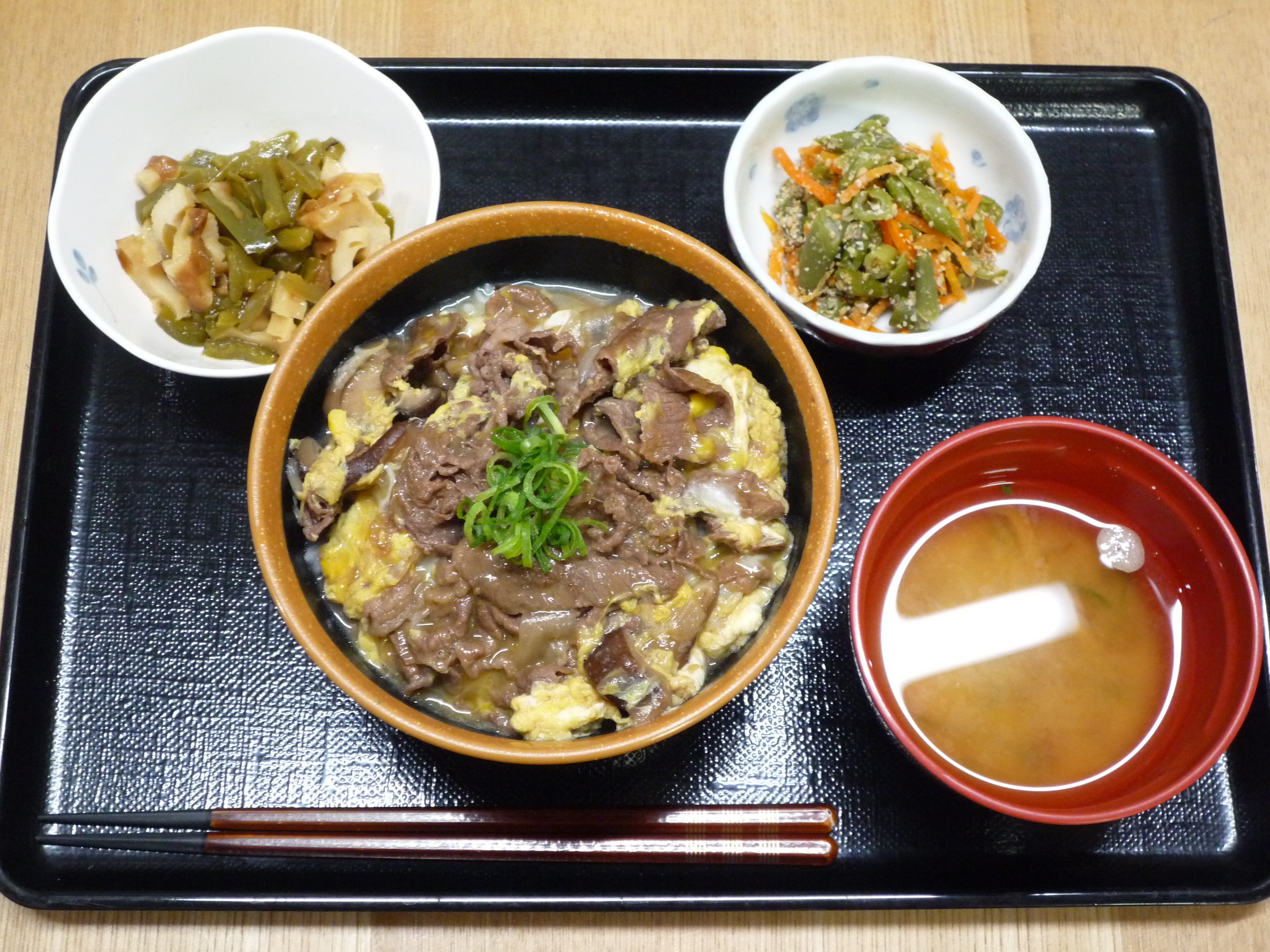 くみのき苑　牛玉丼