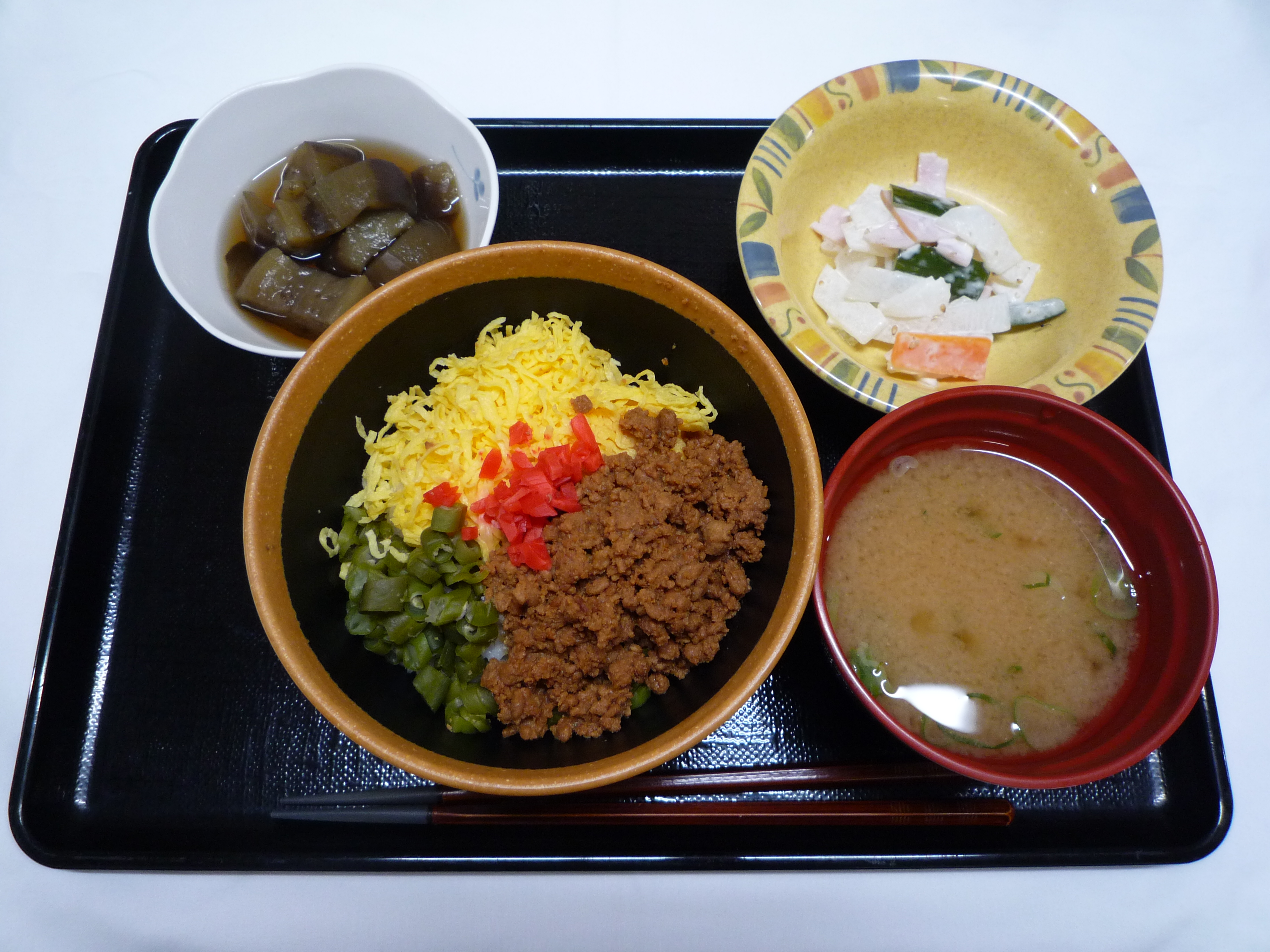 くみのき苑　鶏そぼろ丼