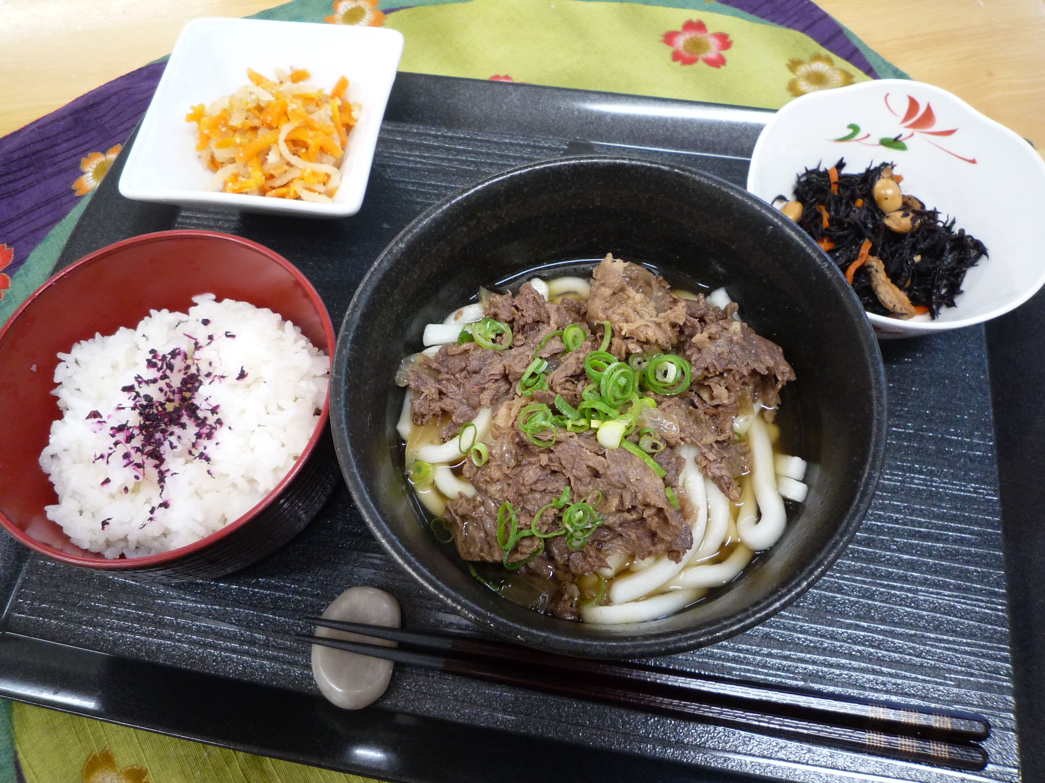 くみのき苑本部　肉うどん