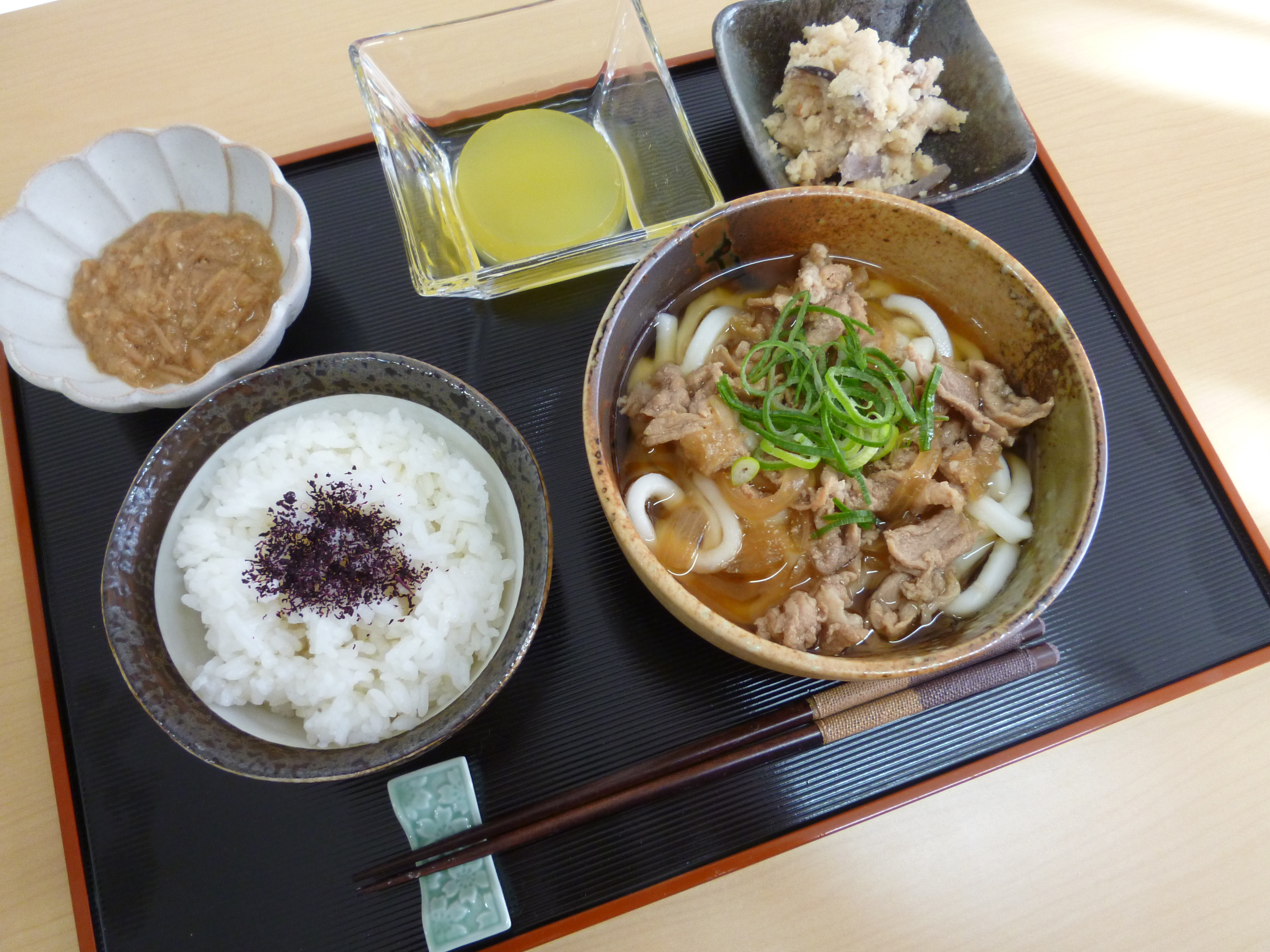 くみのき苑ゆらら　甘辛豚肉うどん