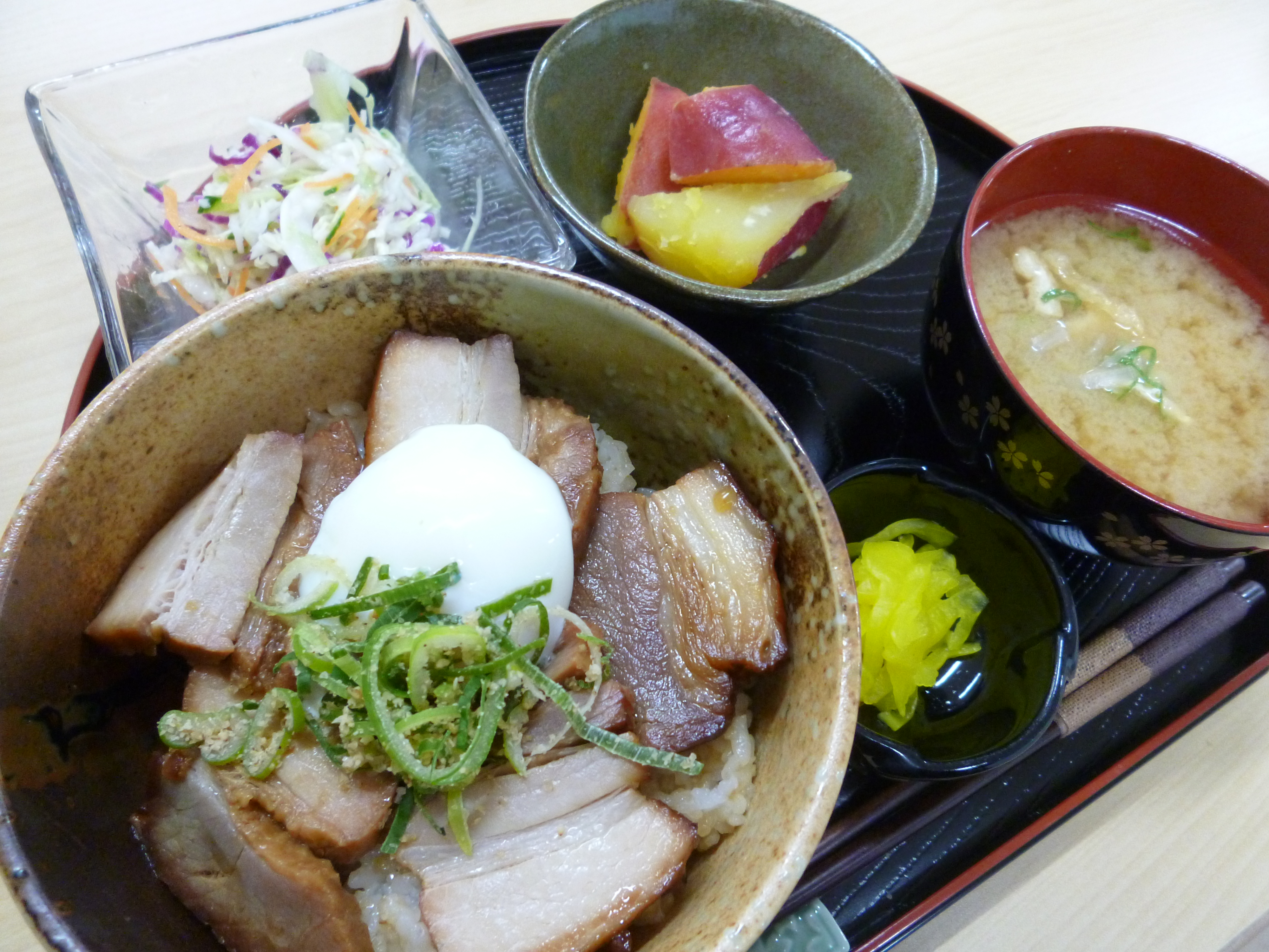 くみのき苑ゆらら　炙り豚バラ丼