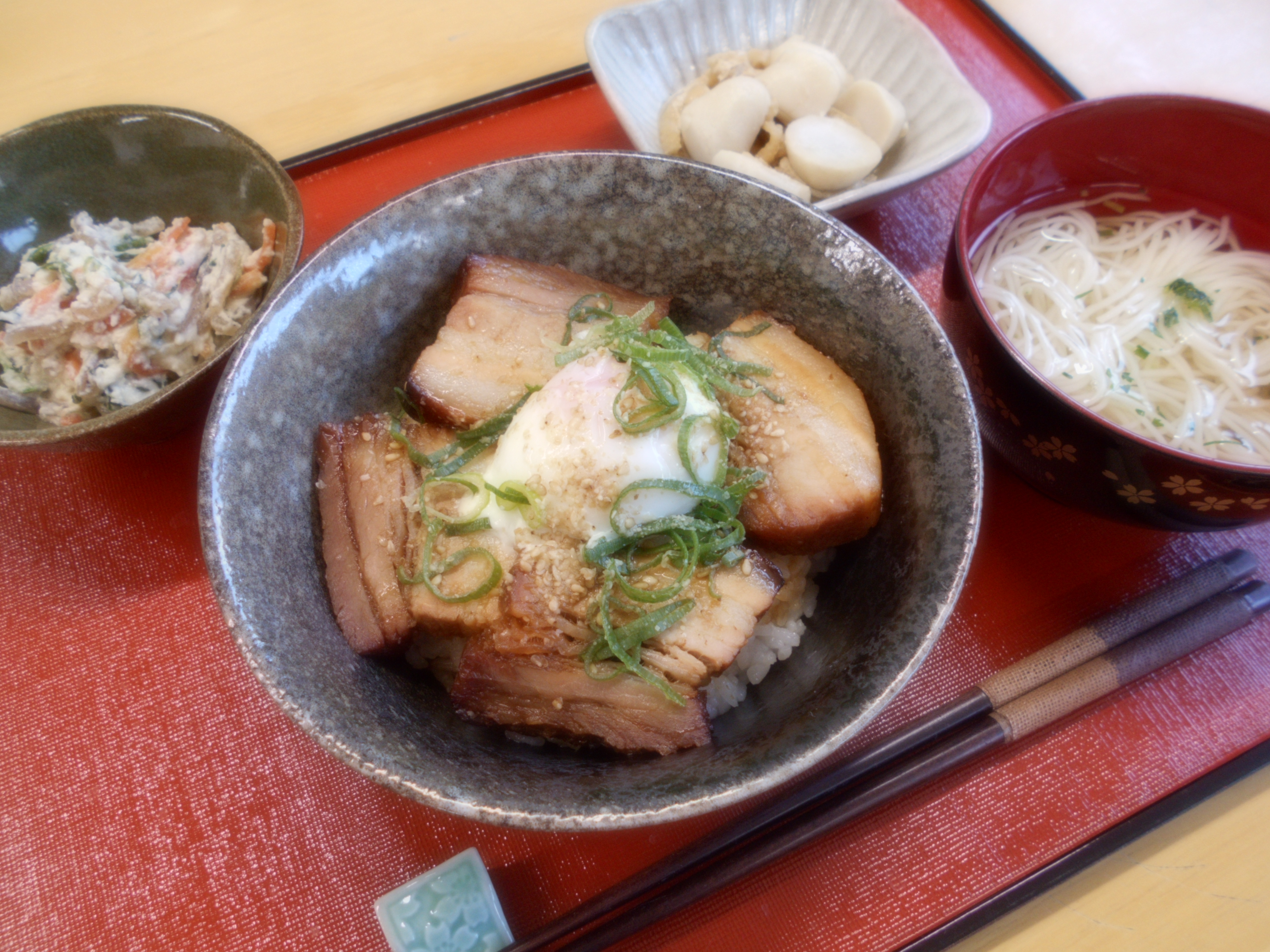 くみのき苑本部　炙り豚バラ丼