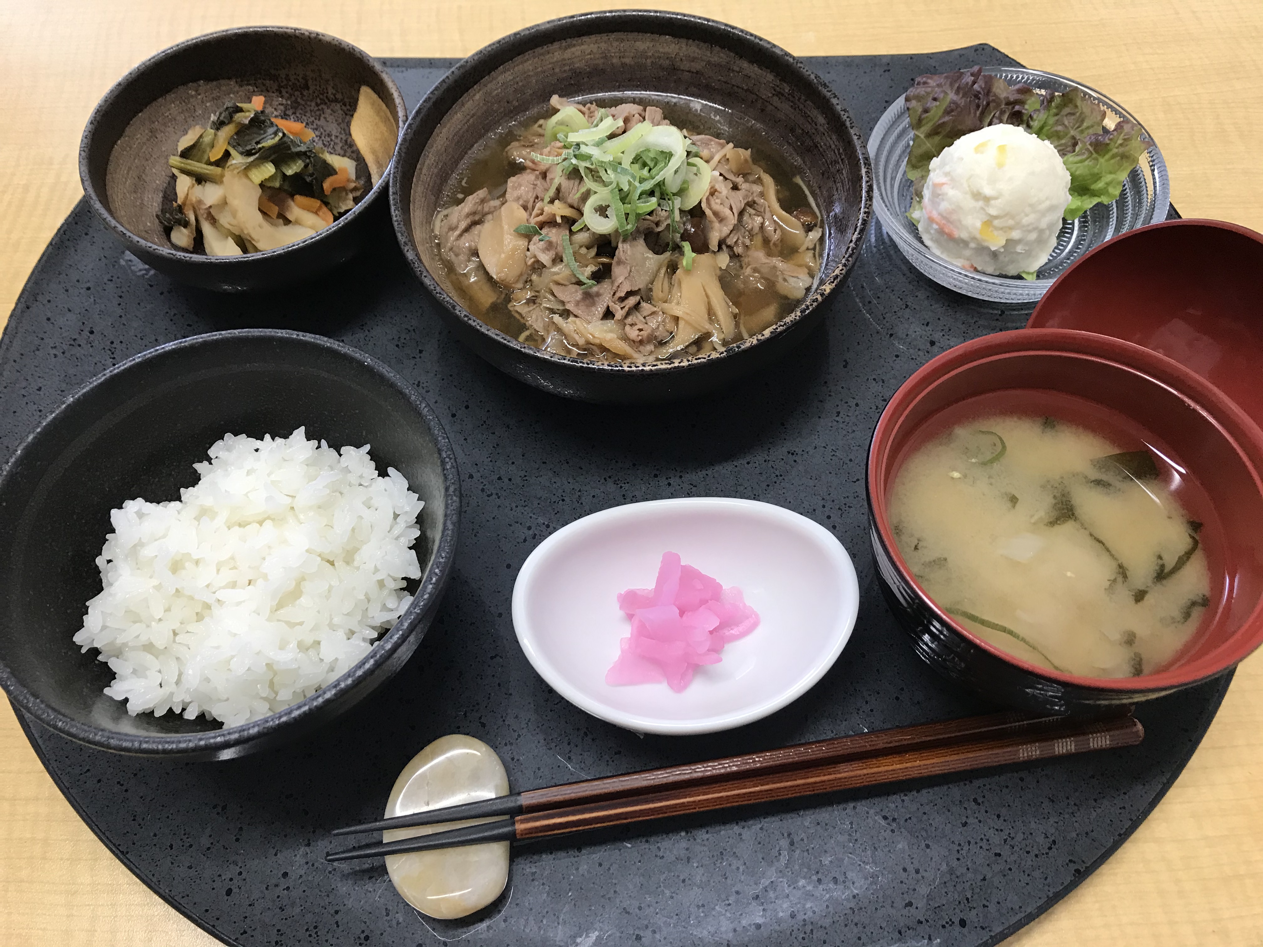 くみのき苑もず陵南　牛肉ときのこのすき煮