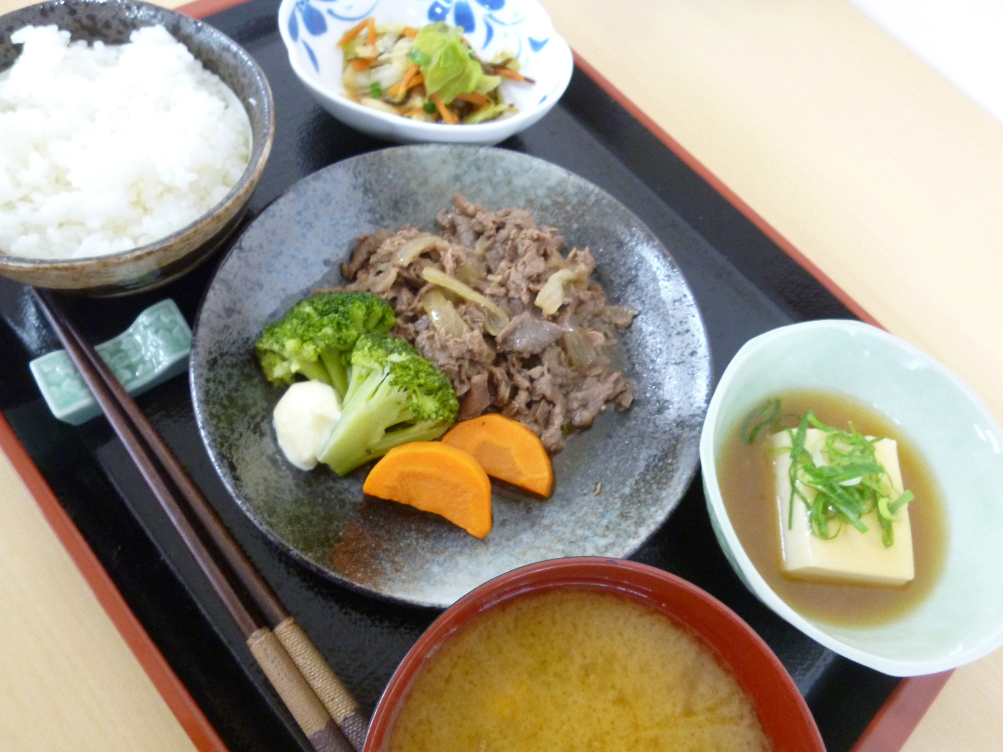 くみのき苑ゆらら　牛肉のタレつけ焼