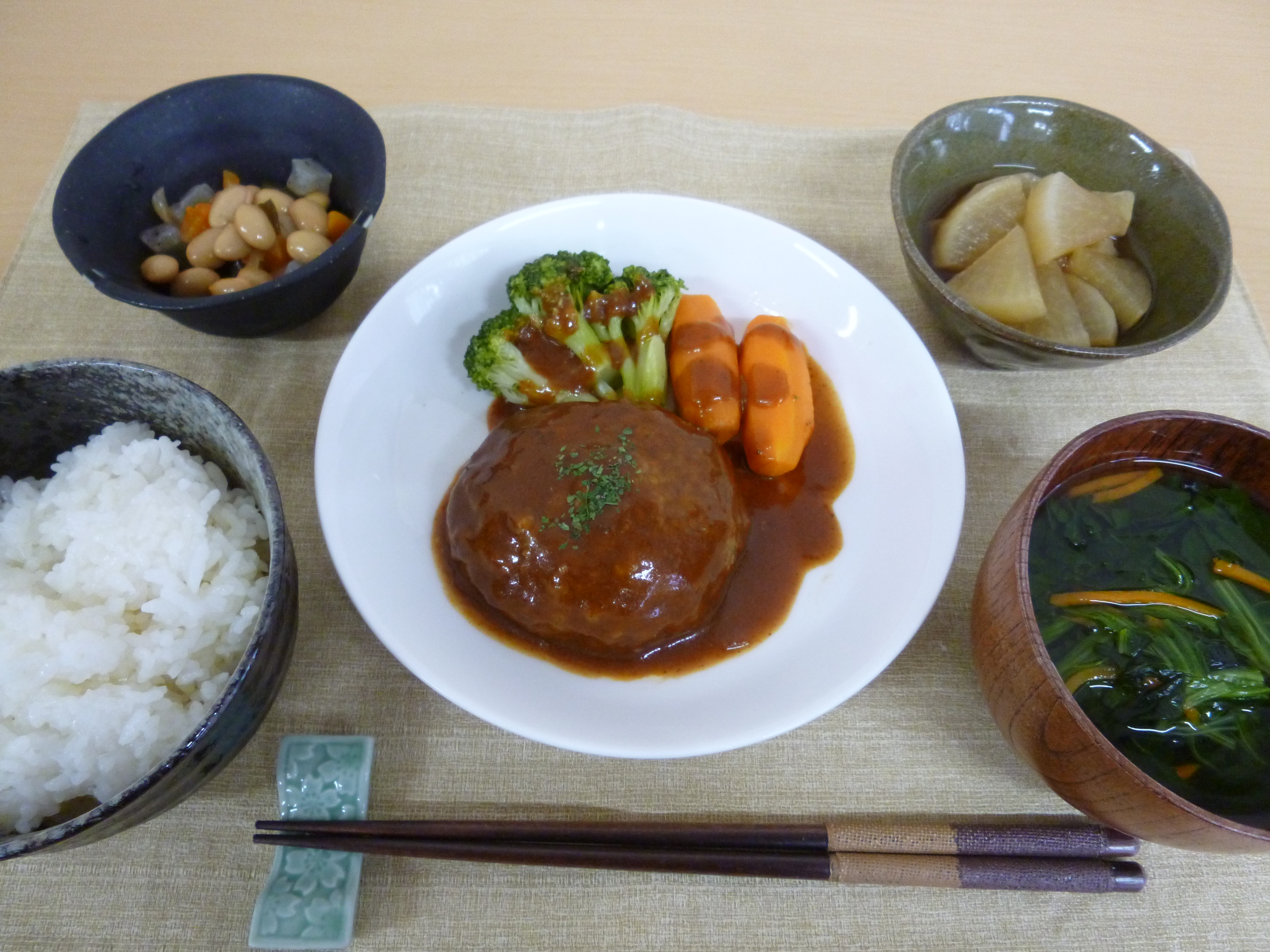 くみのき苑ゆらら　煮込ハンバーグ