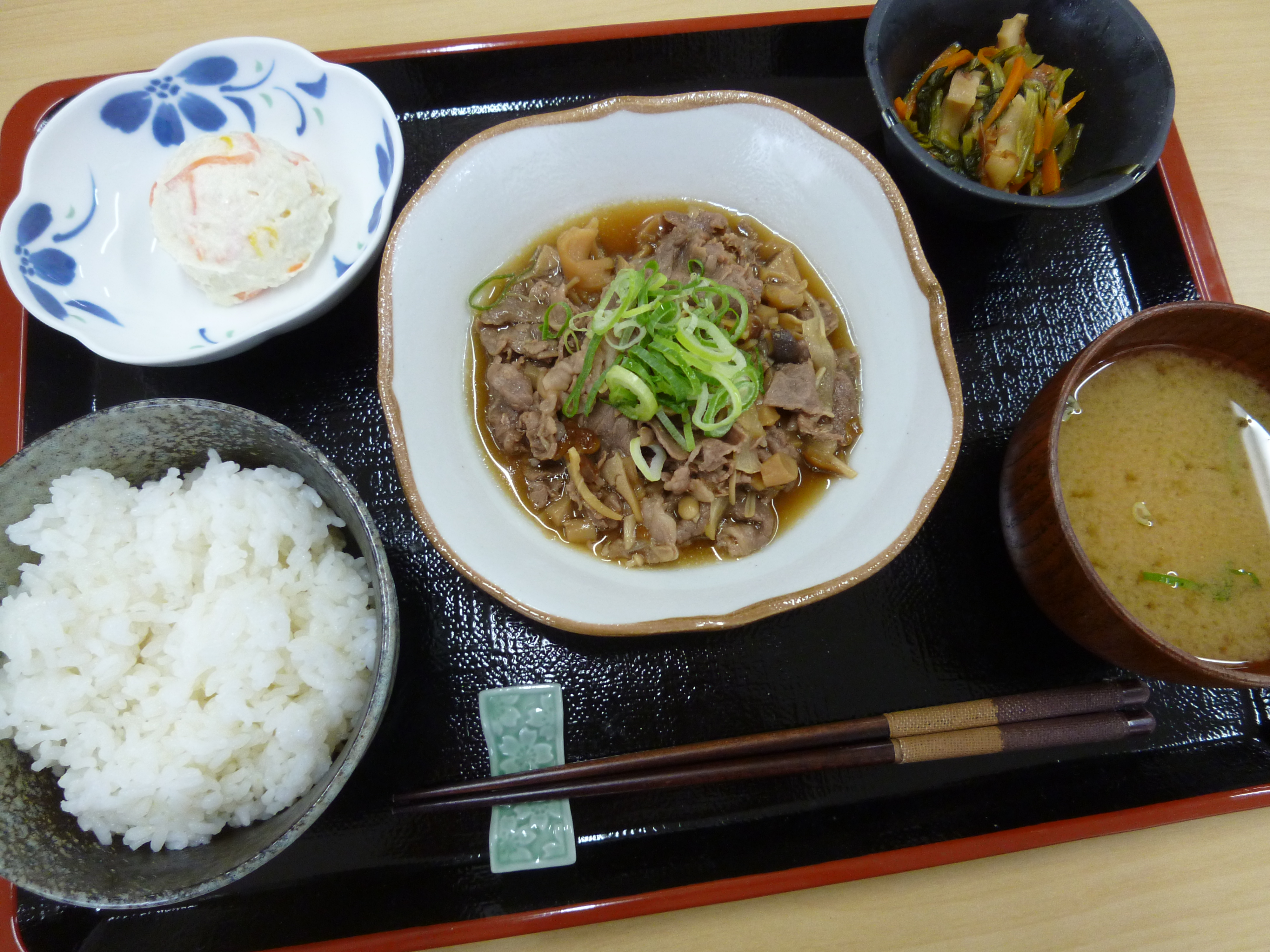 くみのき苑ゆらら　牛肉ときのこのすき煮