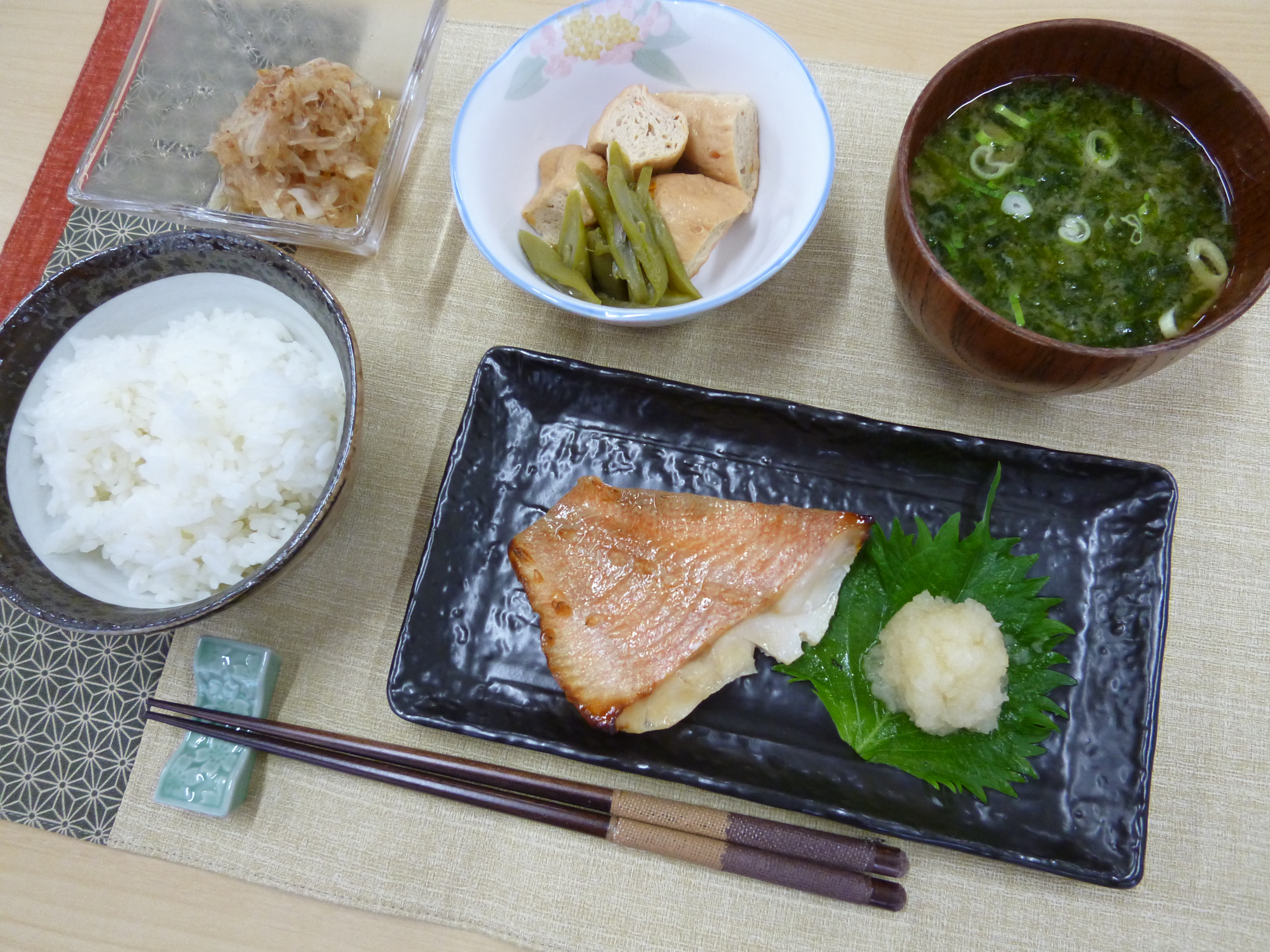 くみのき苑ゆらら　赤魚の柚子香焼