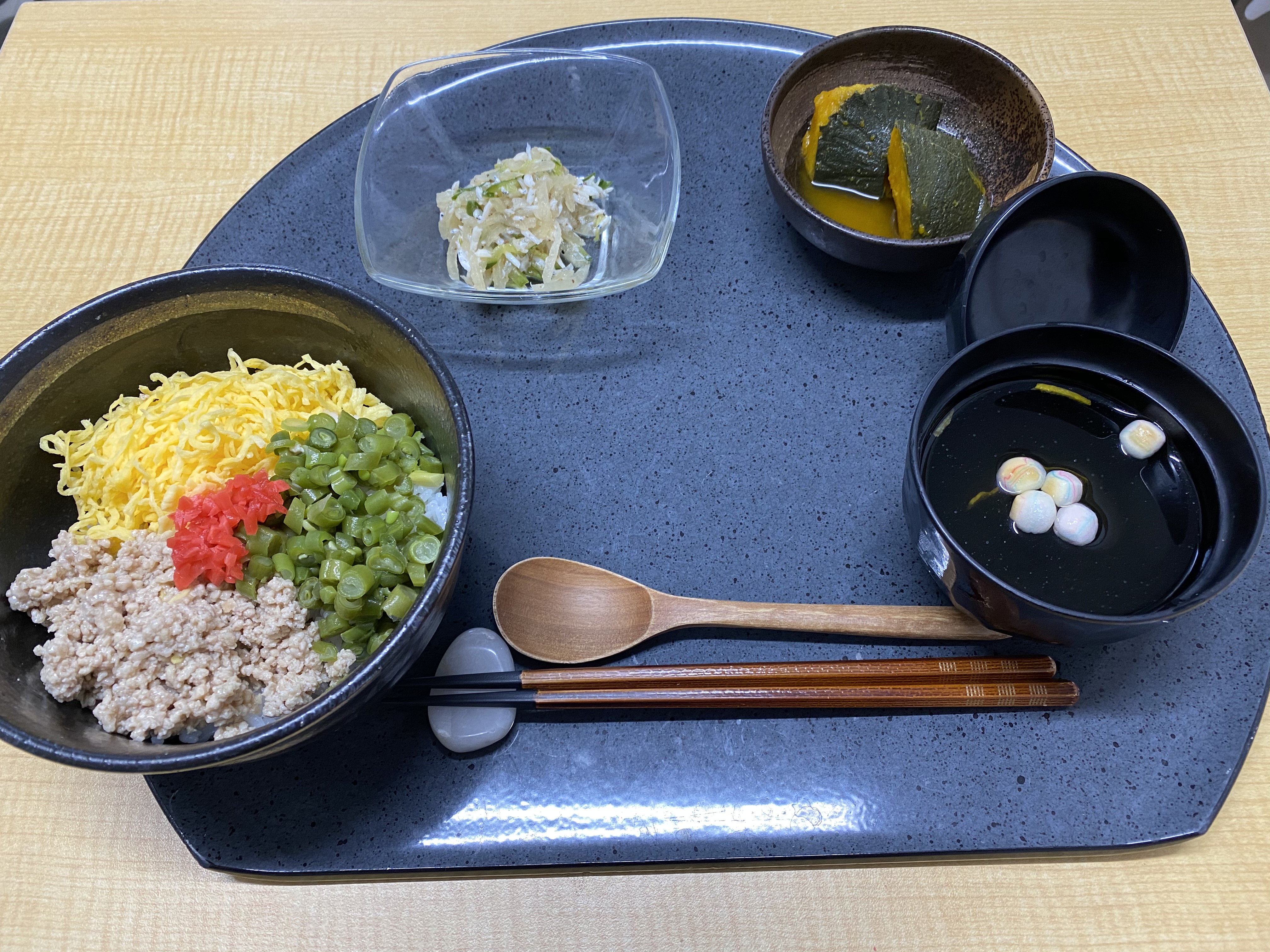 くみのき苑もず陵南　そぼろ丼