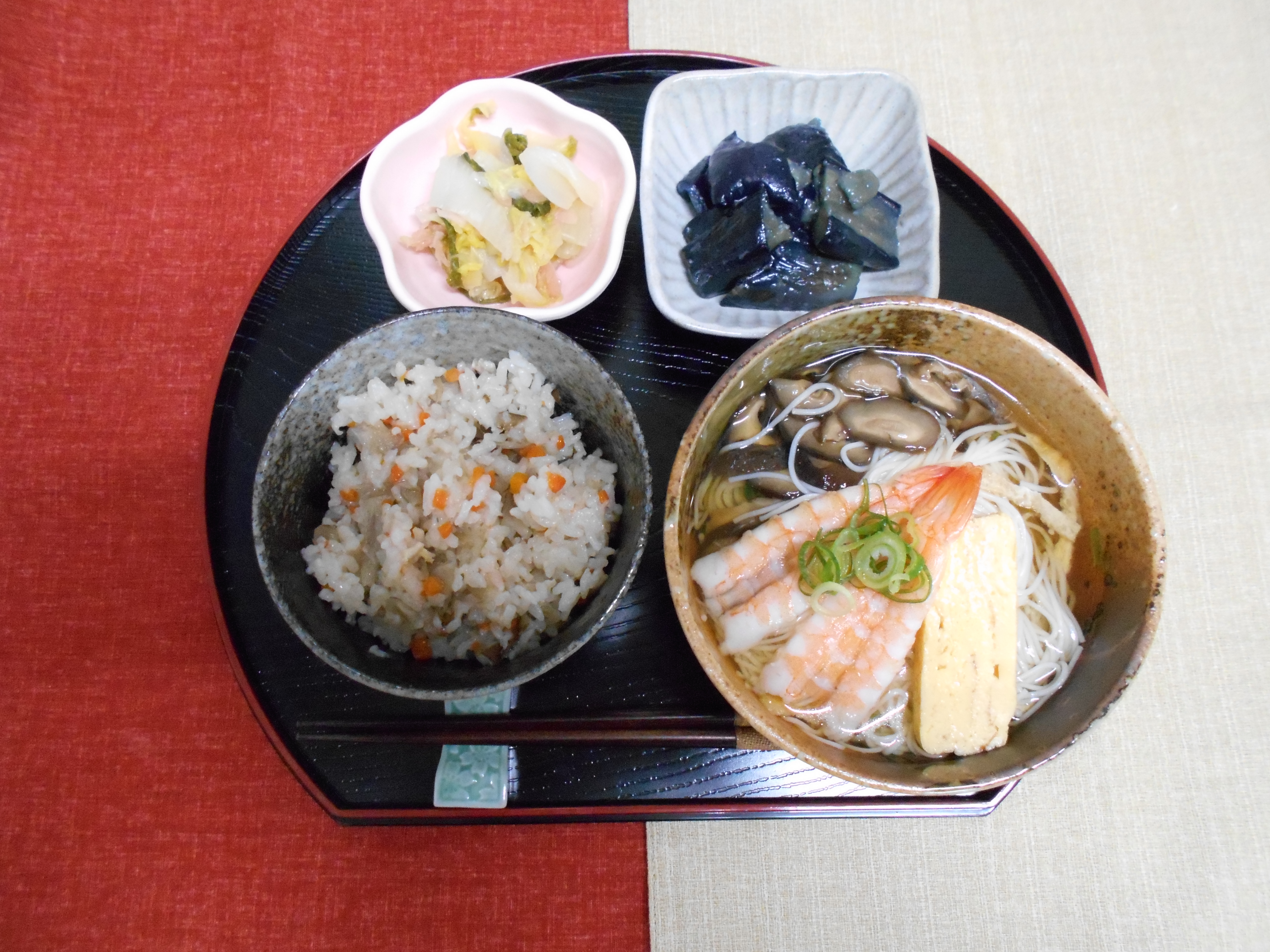 くみのき苑本部　かやくごはん・煮麺