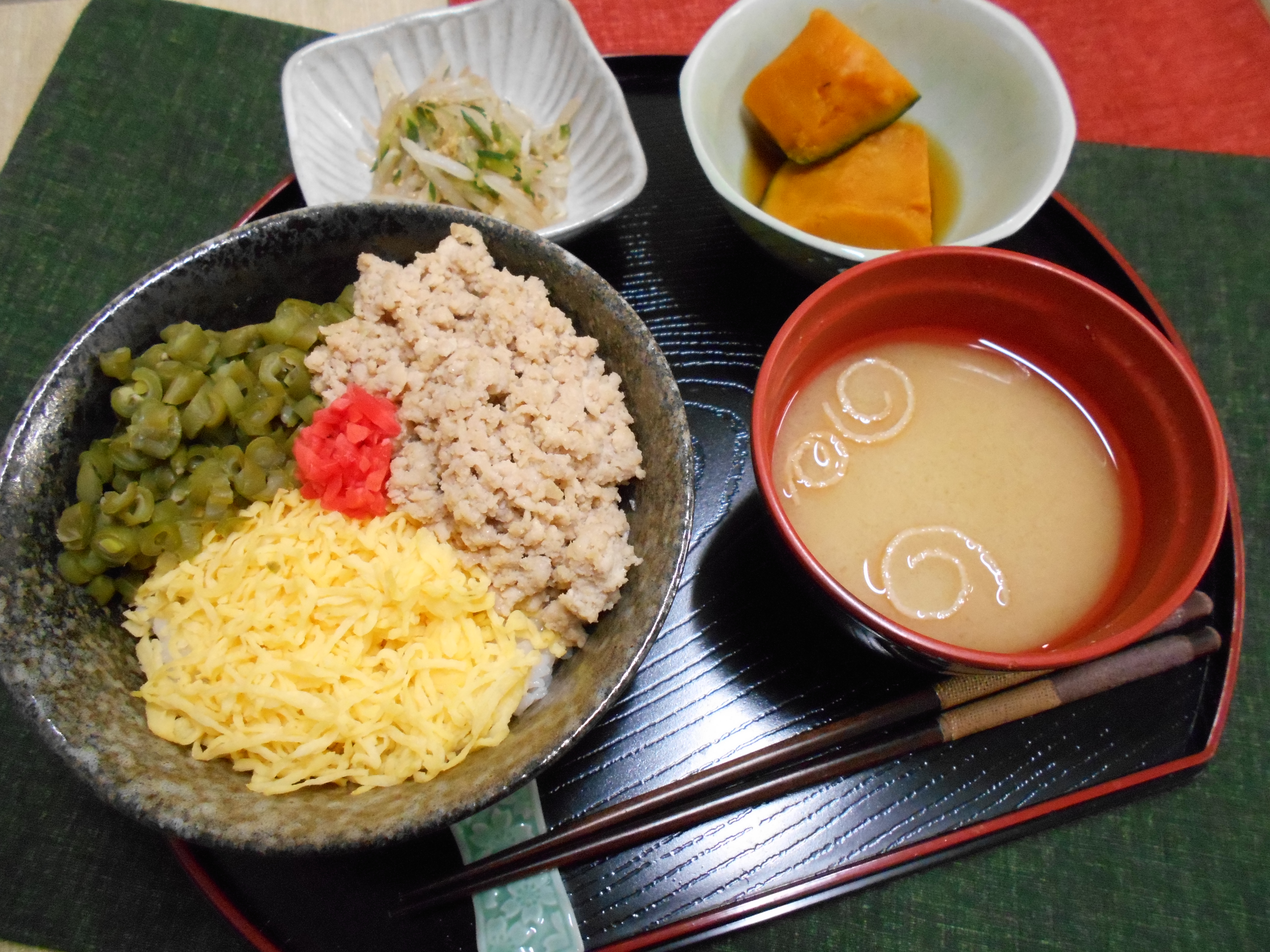 くみのき苑本部　そぼろ丼