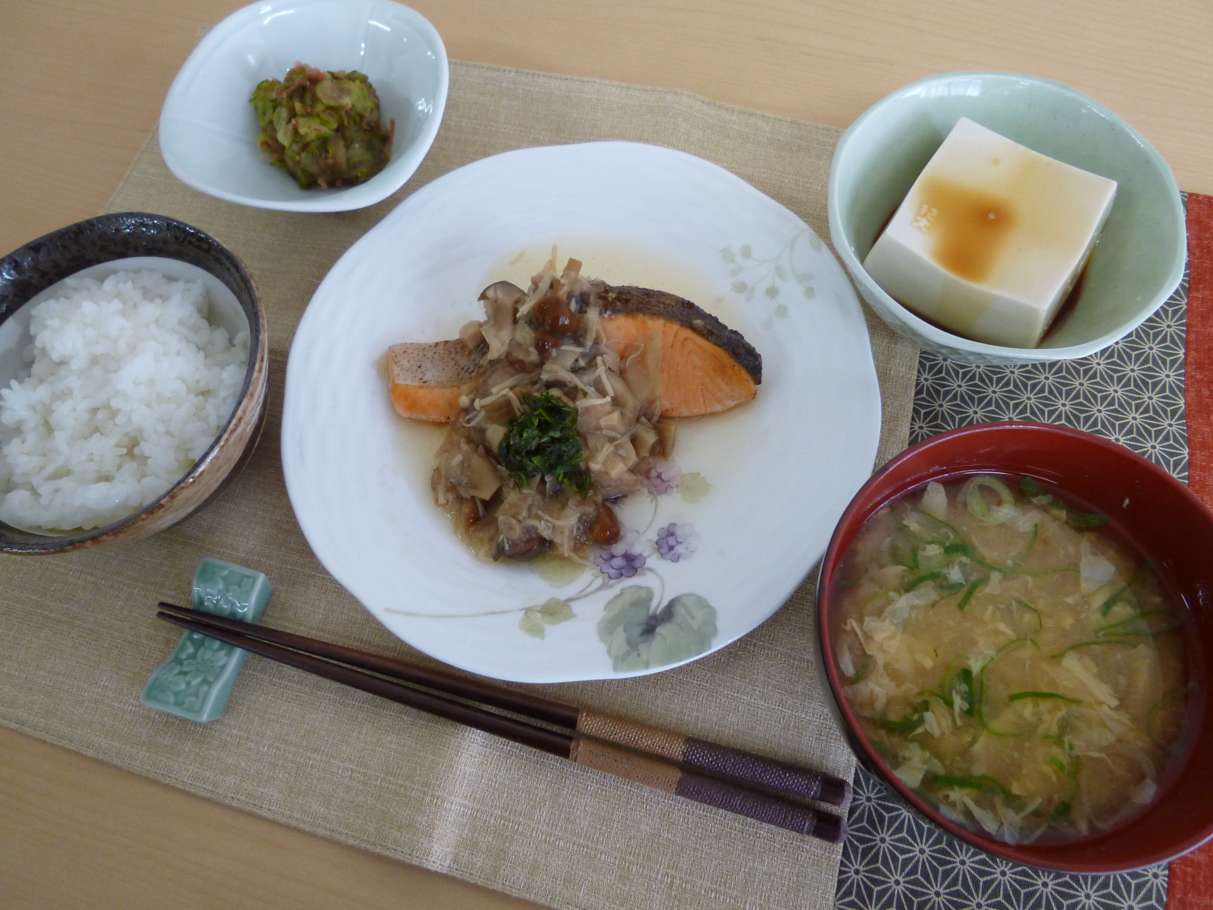 くみのき苑ゆらら　焼鮭の香味卸かけ