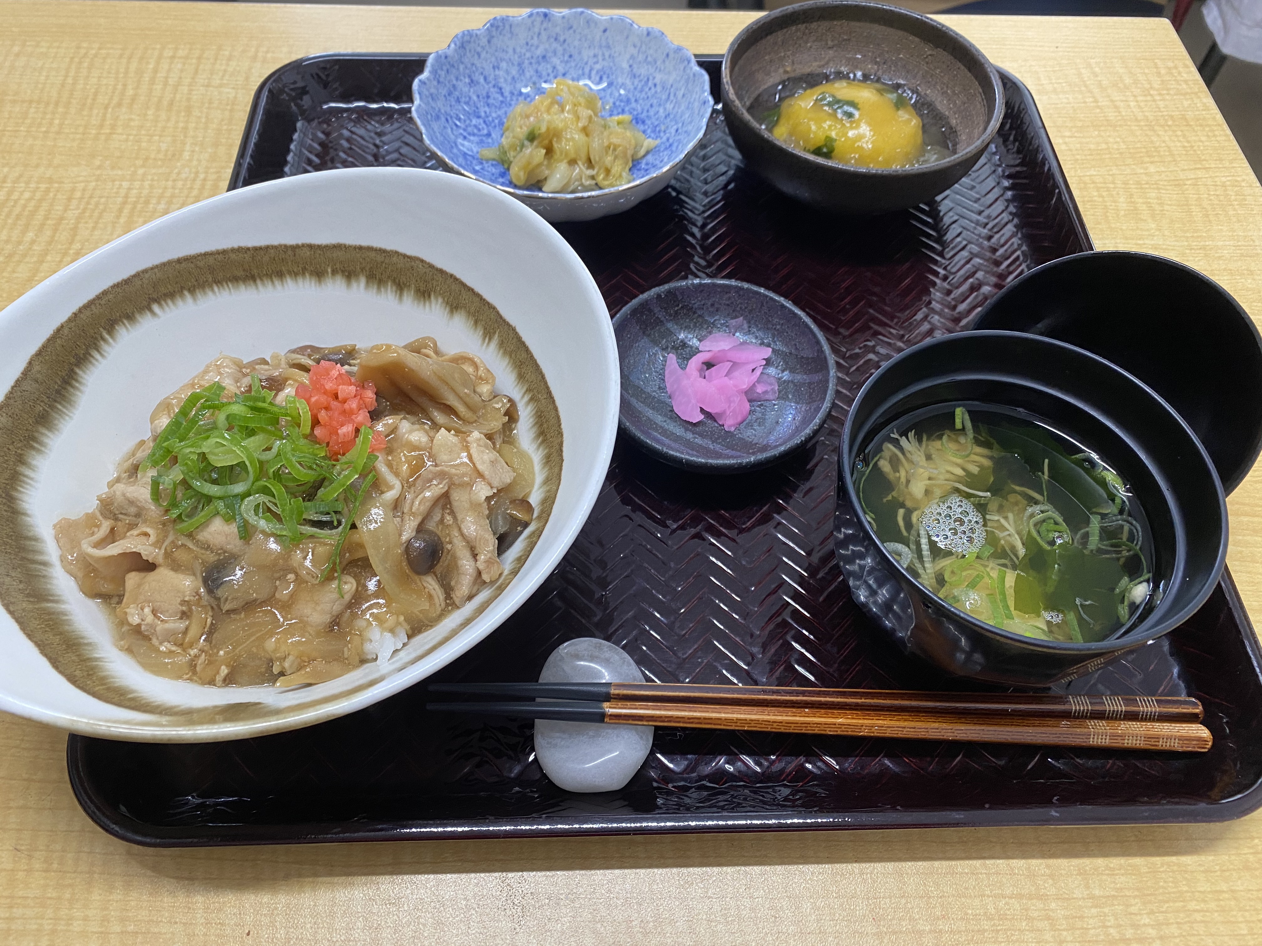 くみのき苑もず陵南　豚肉キノコ甘辛丼