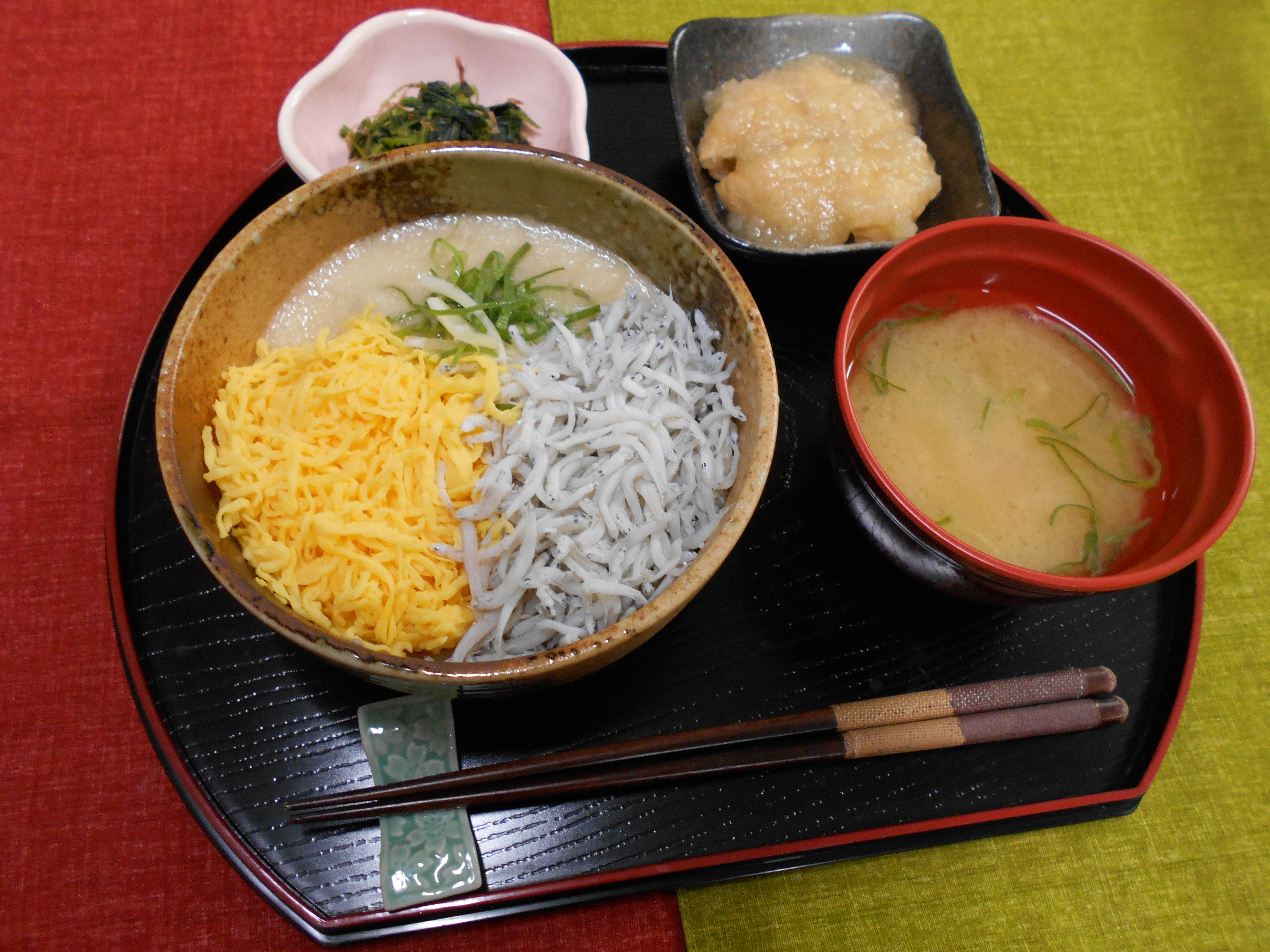 くみのき苑本部　釜揚げシラス丼（錦糸卵）