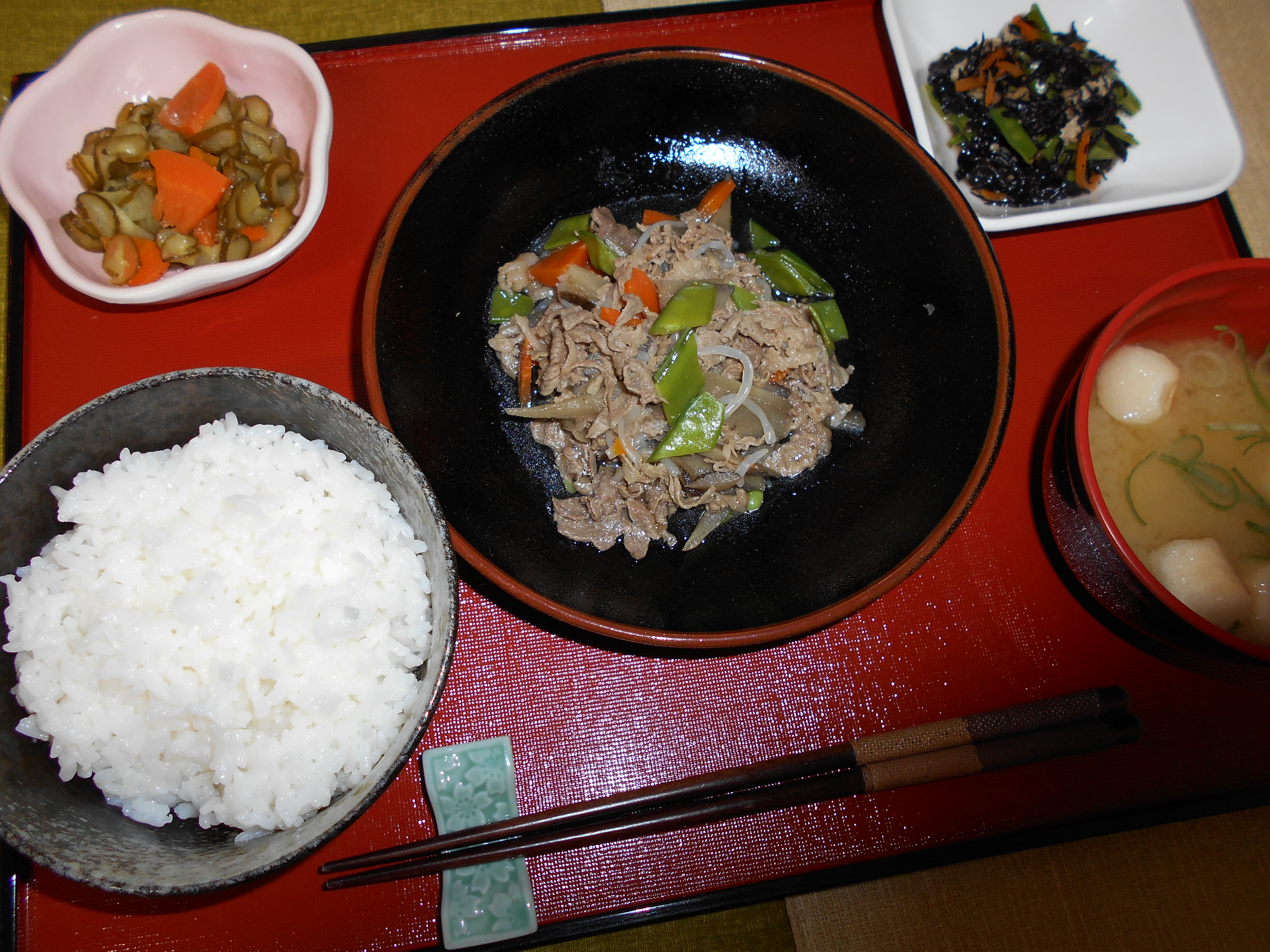 くみのき苑本部　牛肉と根菜の煮物